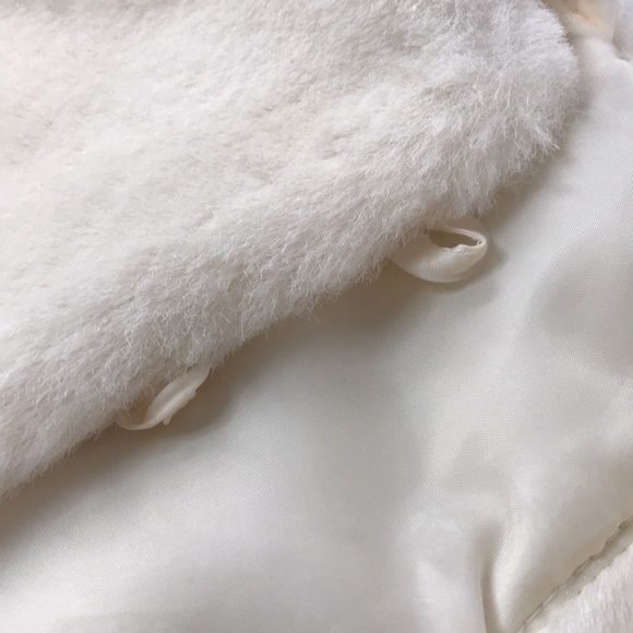 ✨Sold✨Baby Gap Faux Fur Cream Coloured Vest With Loop Buttons Size 0-6 Months - Picture 8 of 10